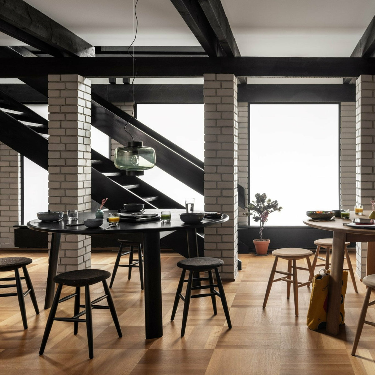 Dining table ronde in black oak Alle - Hem - The Cool Republic