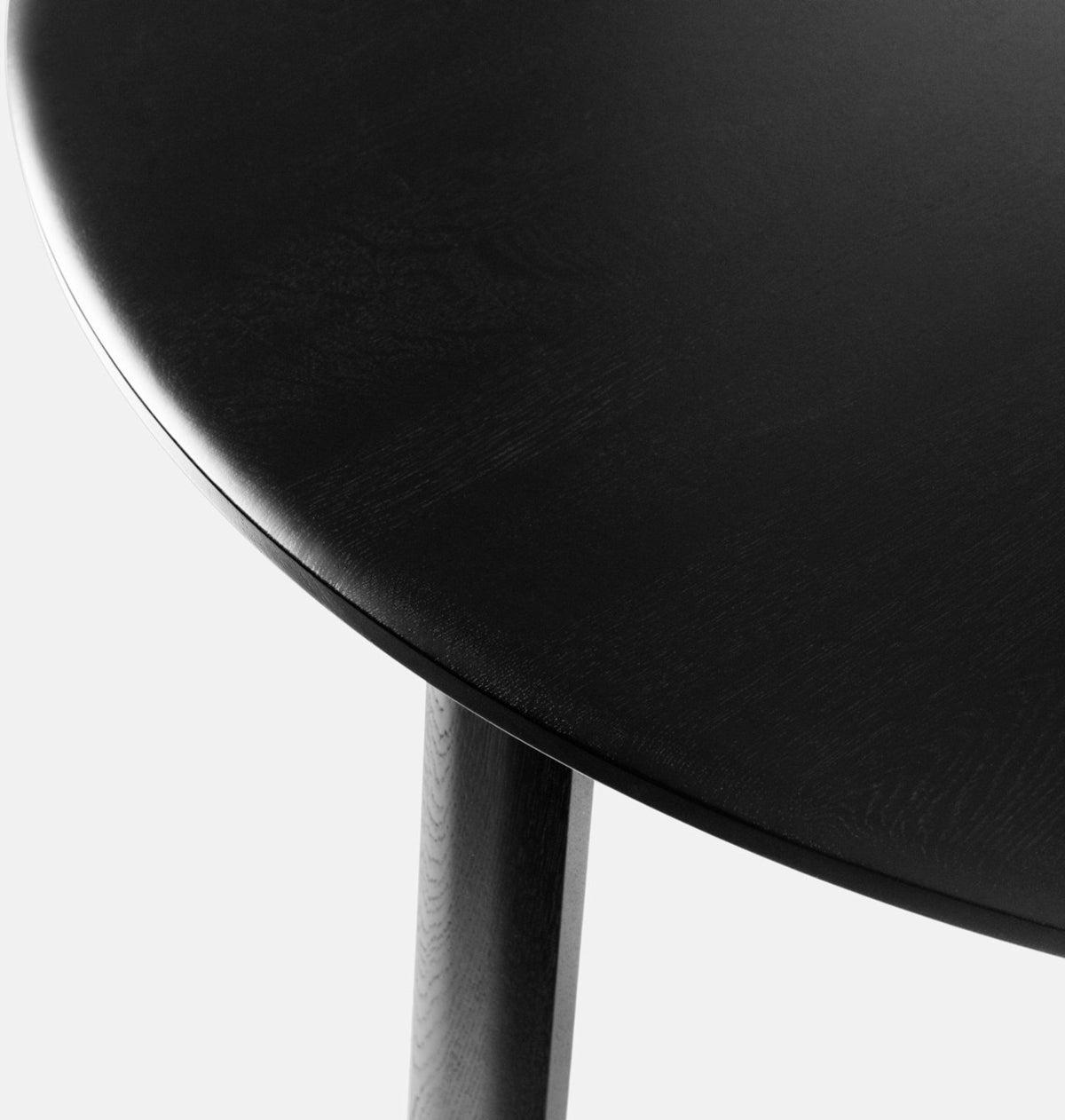 Dining table ronde in black oak Alle - Hem - The Cool Republic