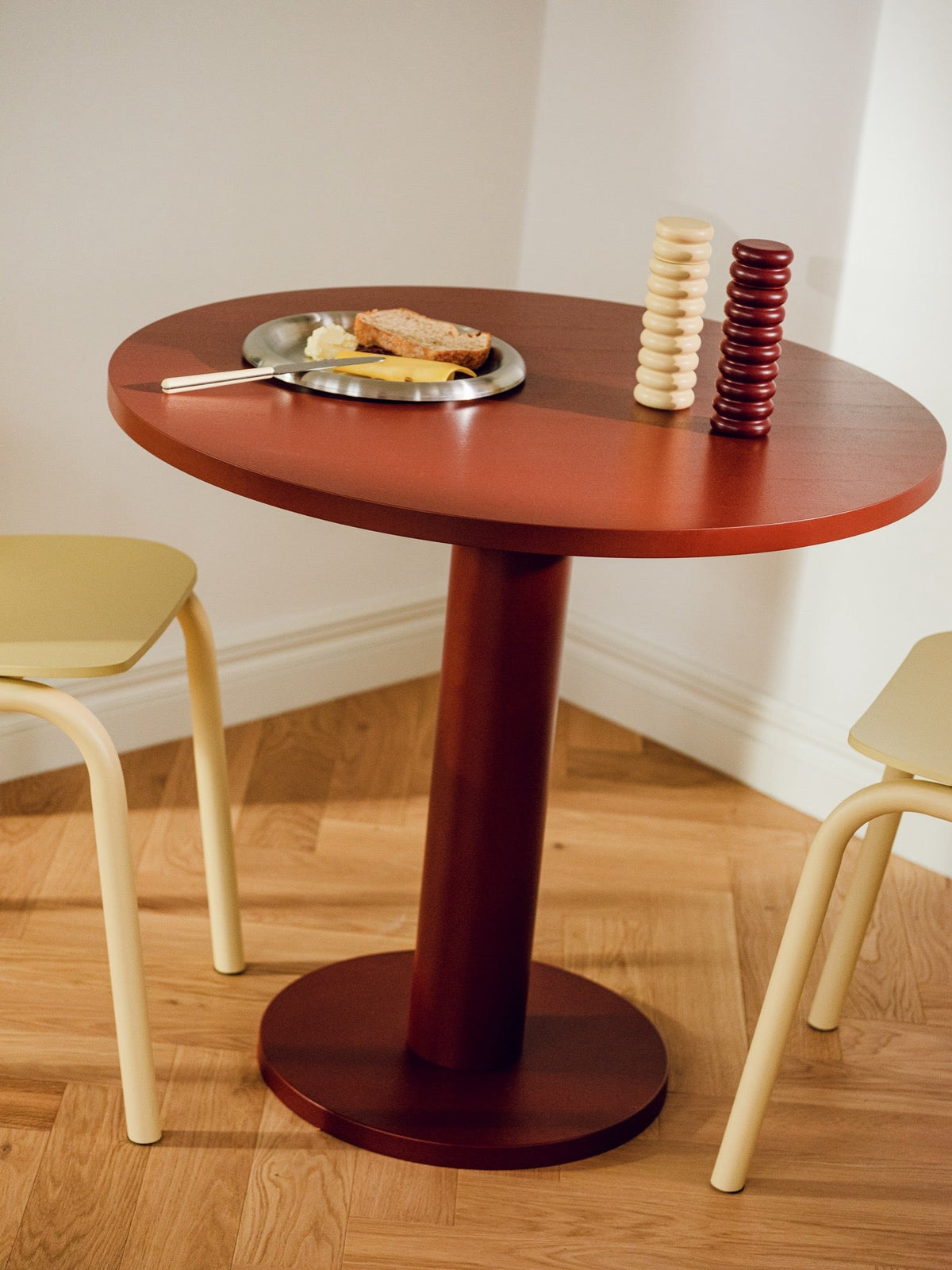 Table à manger ronde en frêne et acier rouge et beige 80x80x73 cm Sool Café - noo.ma - The Cool Republic