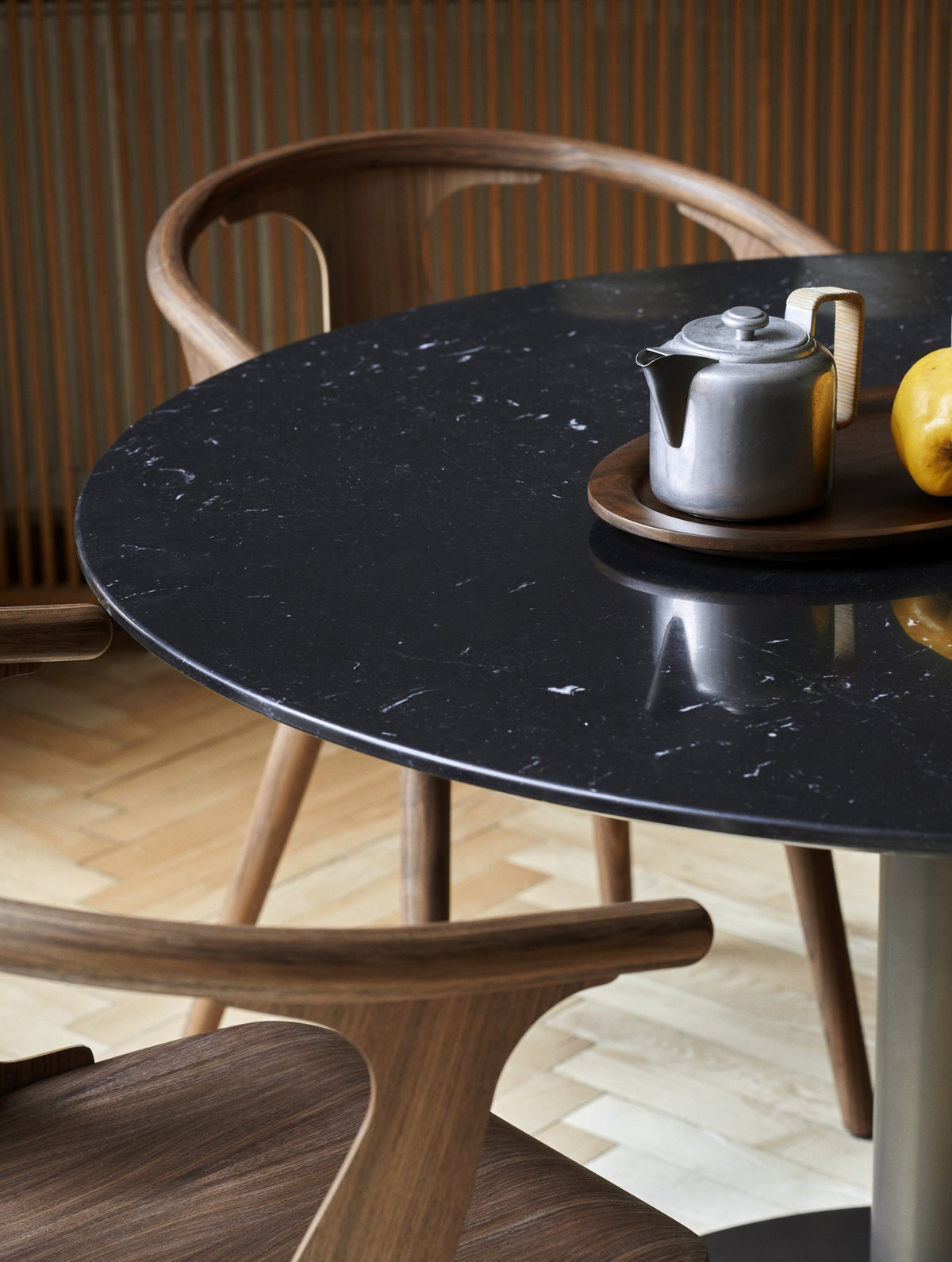 Table à manger ronde en marbre noire et base en acier noire 120 cm - &Tradition - The Cool Republic