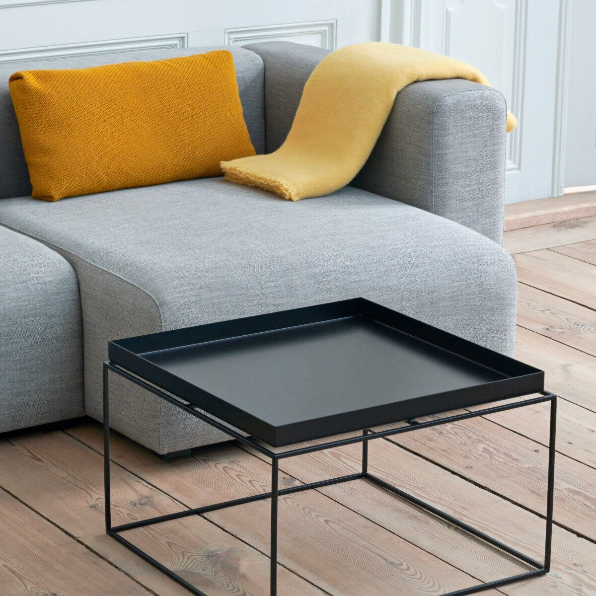 Table basse carrée en métal noir 40 x 40 x 44 cm Tray - HAY - The Cool Republic