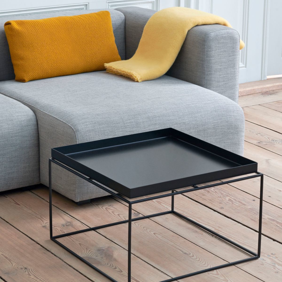 Table basse carrée en métal noir 60 x 60 x 39 cm Tray - HAY - The Cool Republic