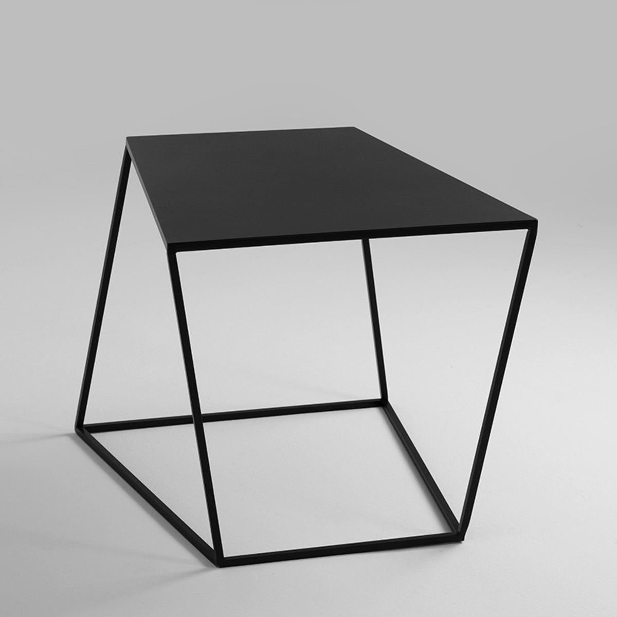 Table basse carrée en métal noir Zak - Custom Form - The Cool Republic