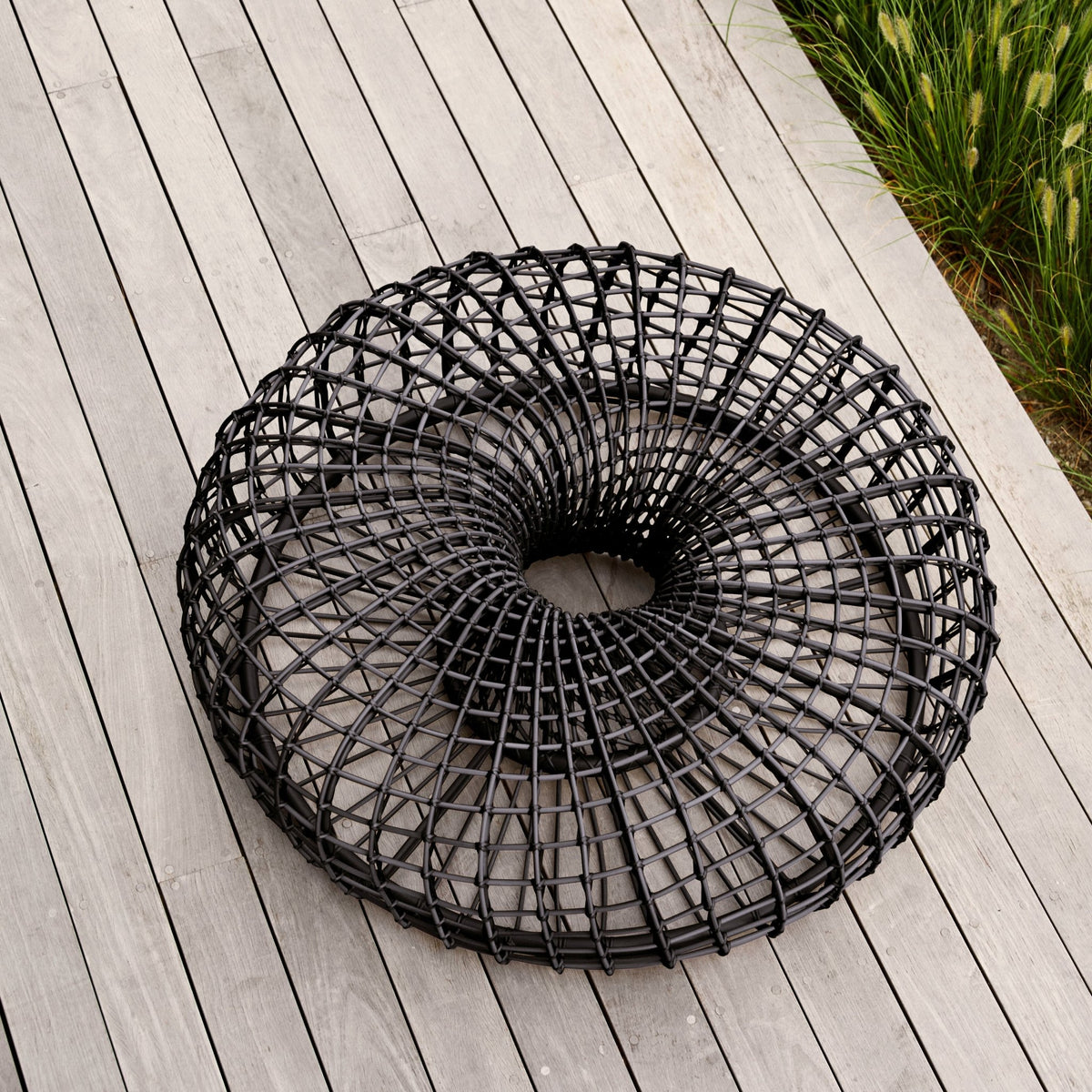 Table basse de jardin en cannage noir Nest - Cane-Line - The Cool Republic