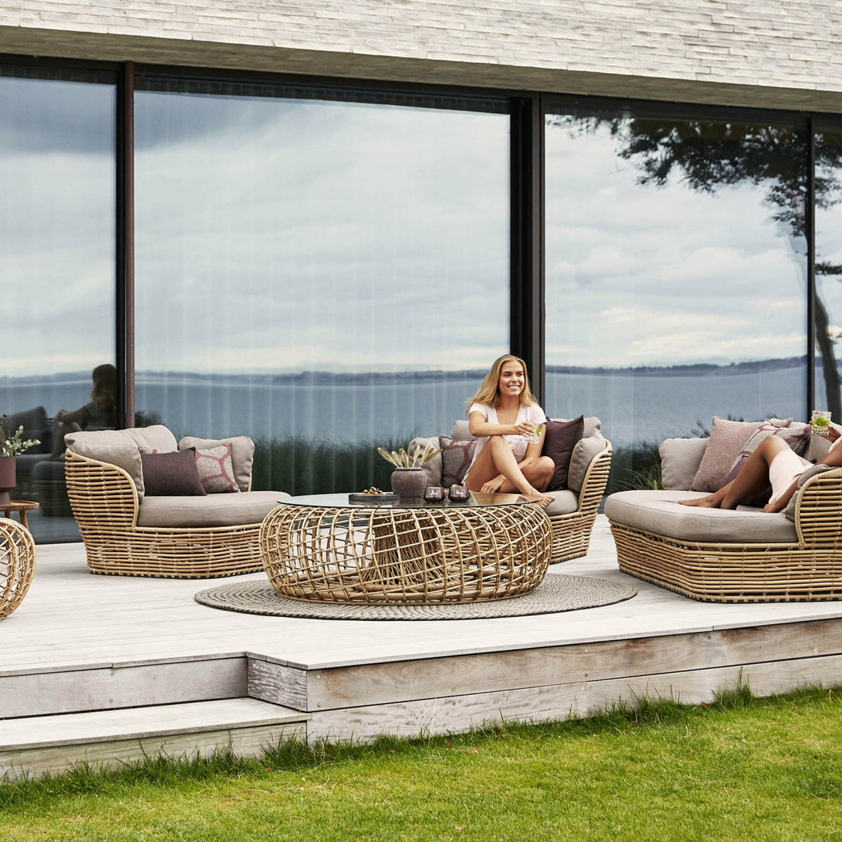 Table basse de jardin en cannage noir Nest - Cane-Line - The Cool Republic