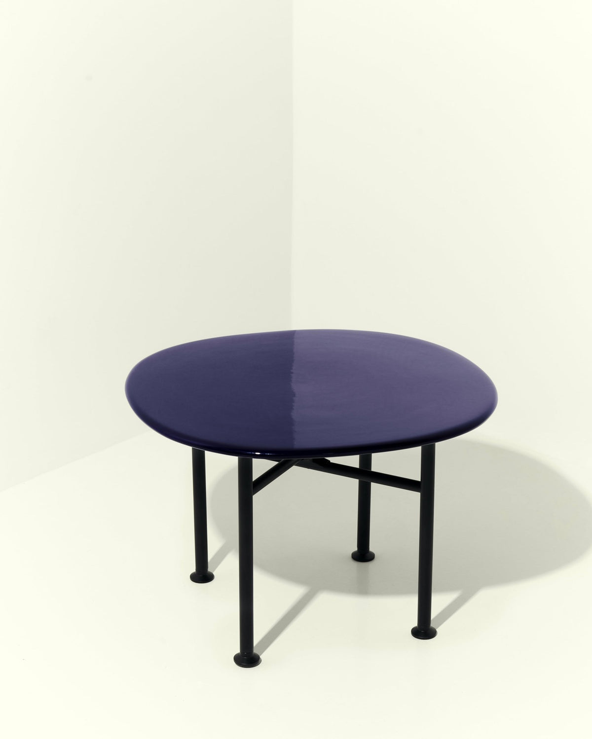 Table basse en céramique bleu pacifique 60x60 cm Carmel - Gubi - The Cool Republic