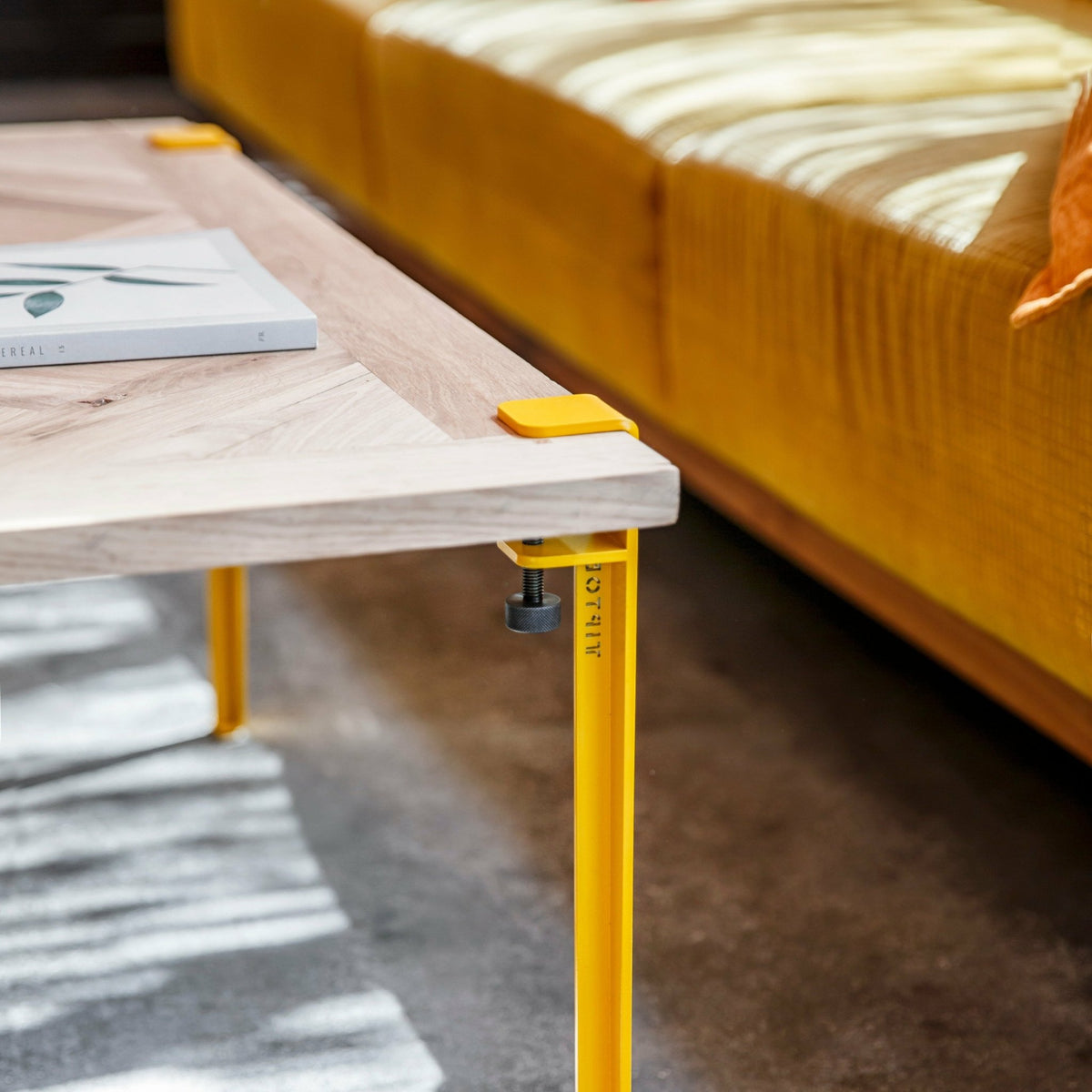 Table basse en chêne clair et pieds noirs Versailles - TipToe - The Cool Republic