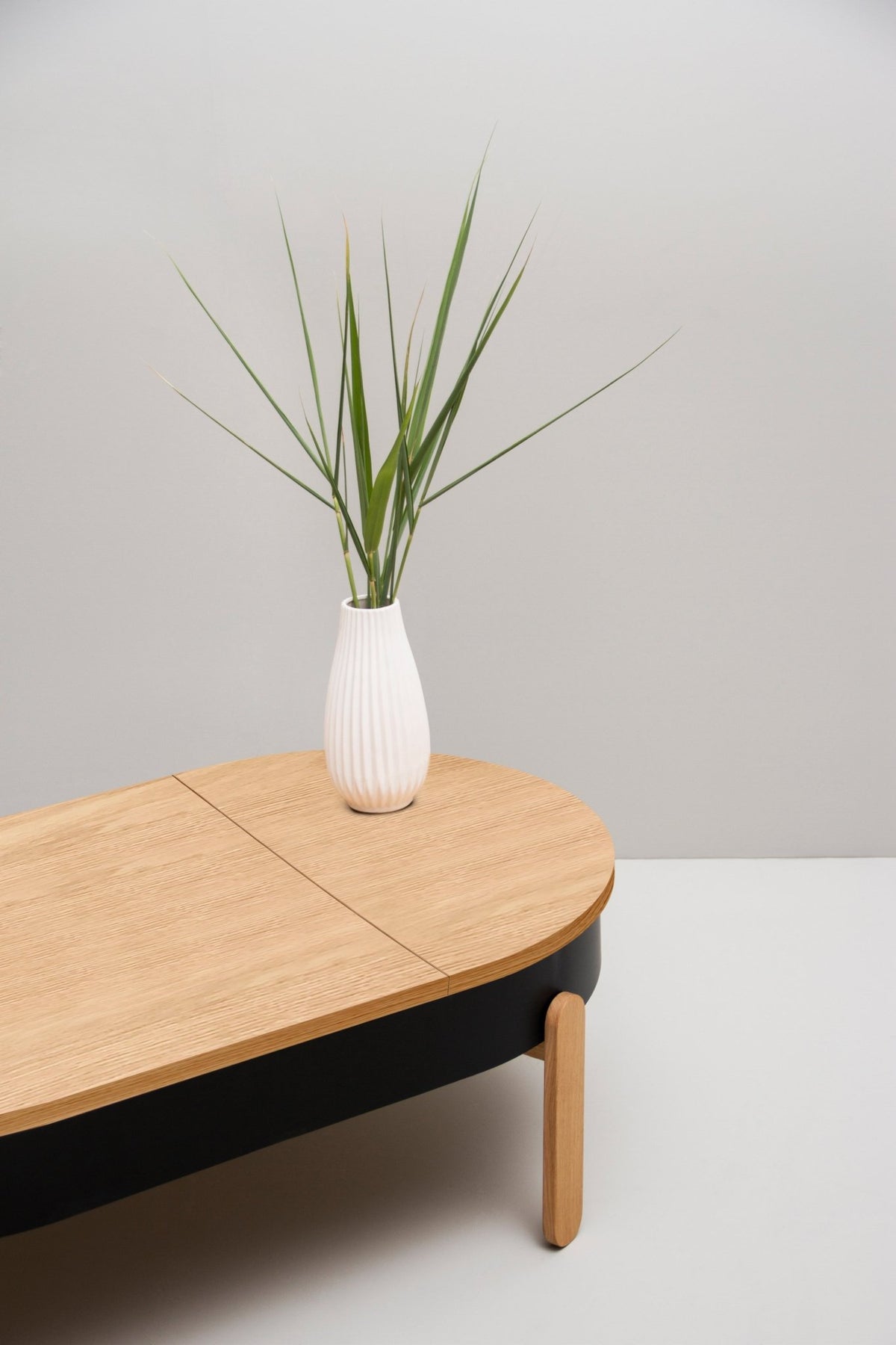 Table basse en chêne et noire 100 cm Batea - Woodendot - The Cool Republic
