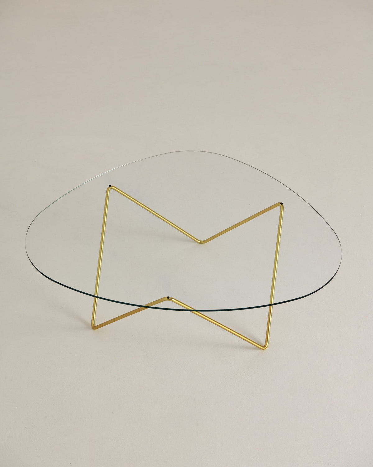 Table basse en laiton et verre Pedrera - Gubi - The Cool Republic