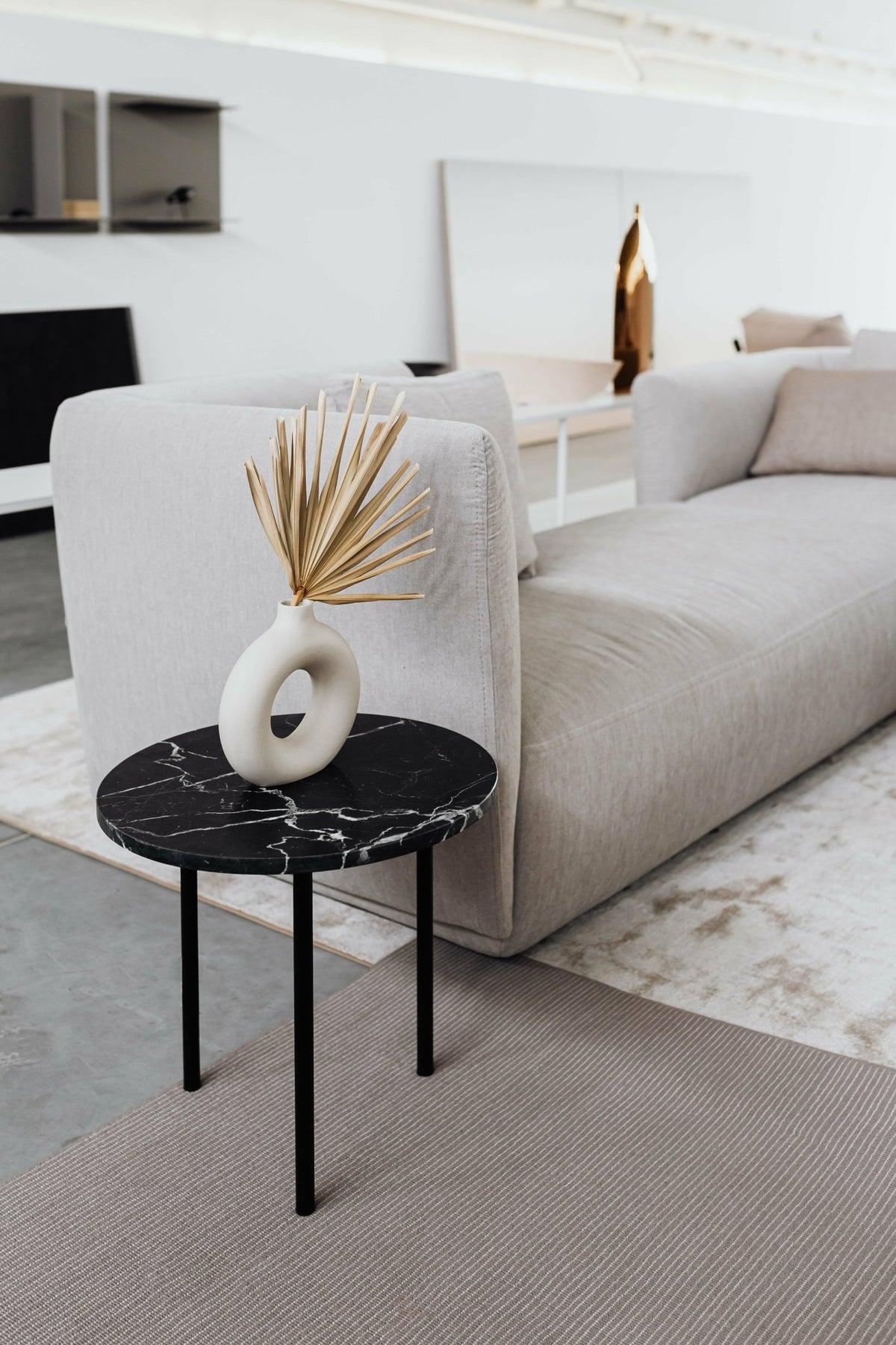 Table basse en marbre blanc Carrara broyé S Gruff - Un'common - The Cool Republic