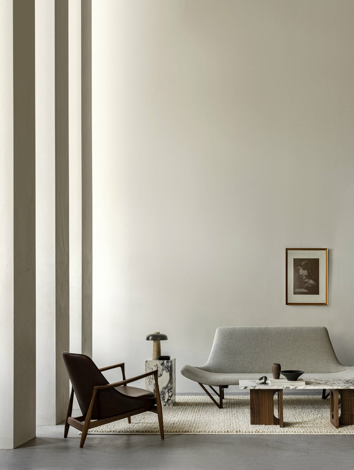Table basse en marbre blanc et piétement en chêne teinté foncé 120 x 45 cm Androgyne lounge - Audo - The Cool Republic