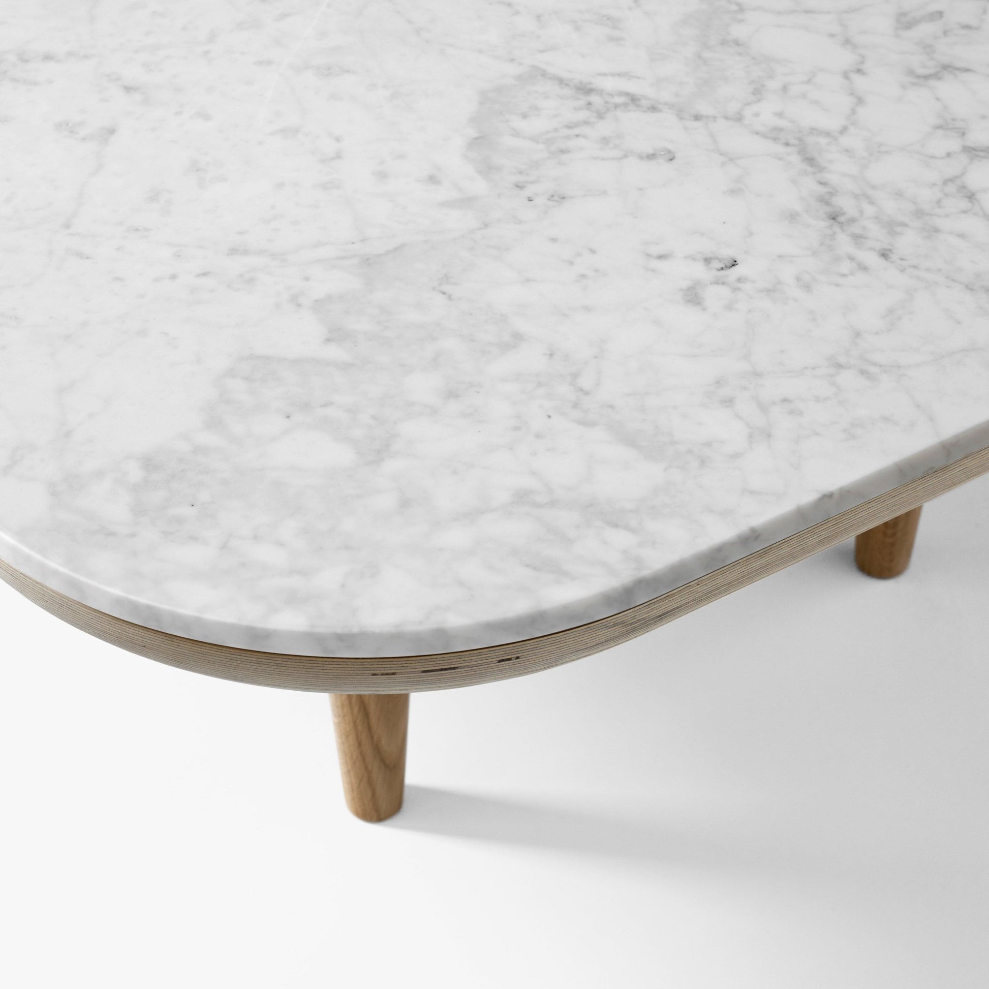 Table basse en marbre blanc Fly SC4 - &tradition - The Cool Republic