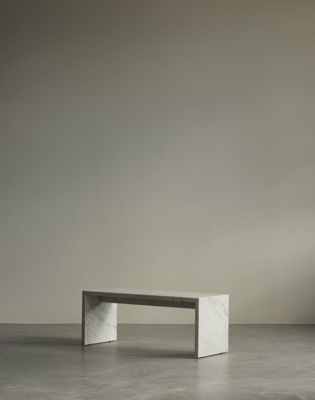 Table basse en marbre carrara 100 x 38 cm Plinth Bridge - Audo - The Cool Republic