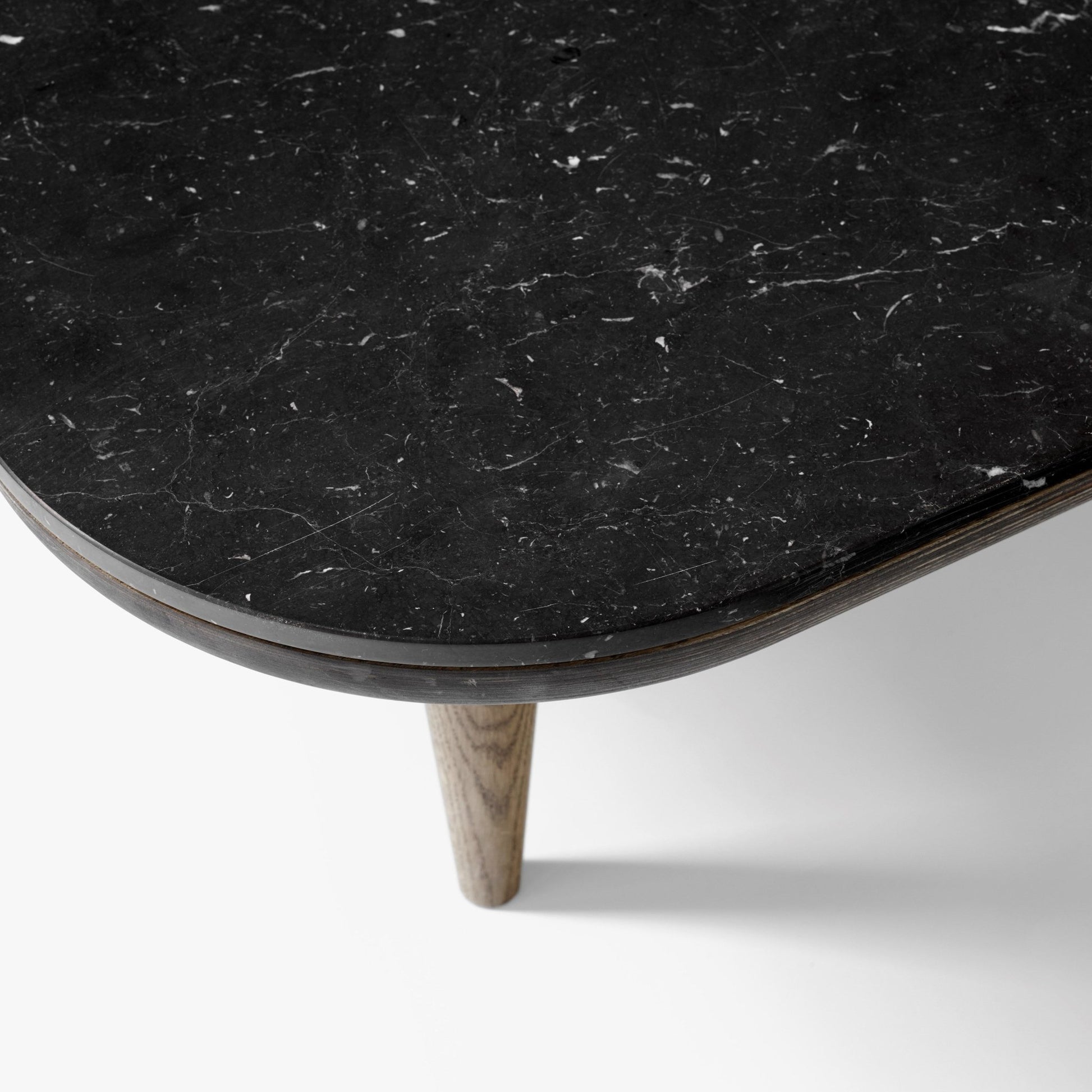 Table basse en marbre noir Fly SC11 - &tradition - The Cool Republic