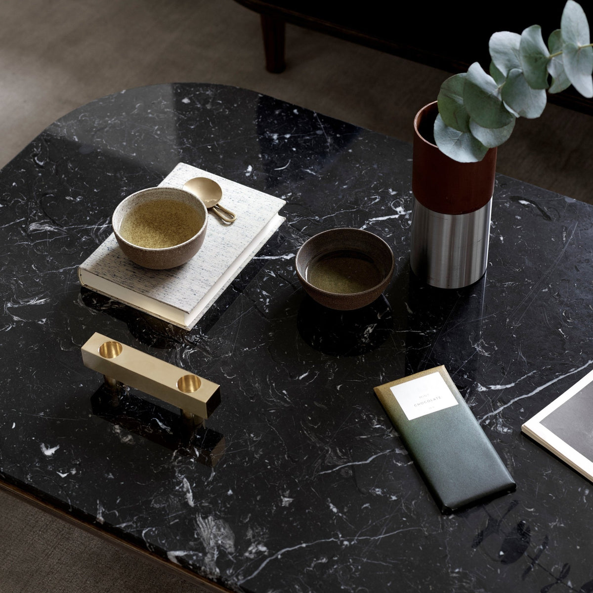 Table basse en marbre noir Fly SC5 - &tradition - The Cool Republic