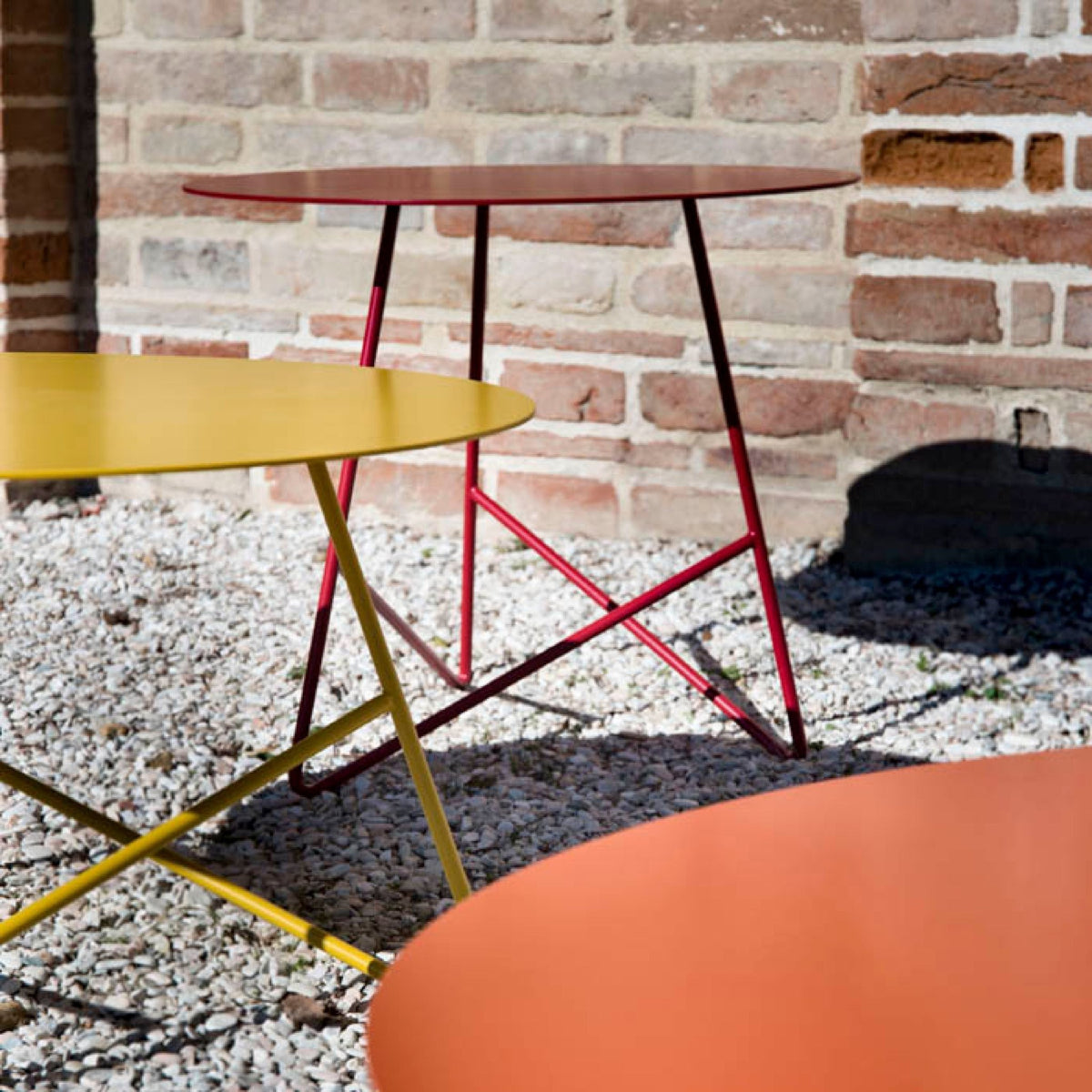 Table basse en métal bleu Ermione 65 - Meme Design - The Cool Republic