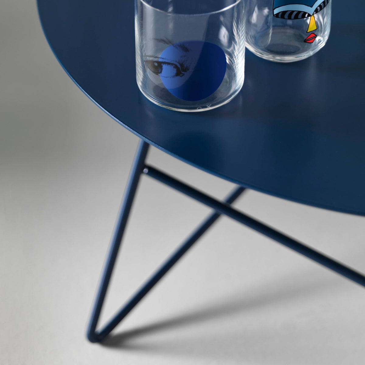 Table basse en métal bleu Ermione 65 - Meme Design - The Cool Republic