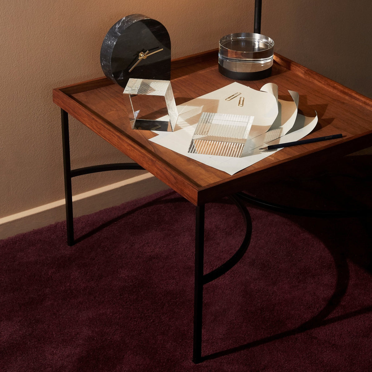 Table basse en noyer et métal doré Unity - AYTM - The Cool Republic