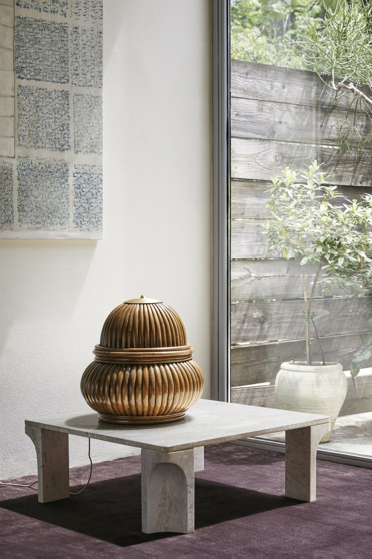 Table basse en pierre calcaire blanche 80x30 cm Doric - Gubi - The Cool Republic