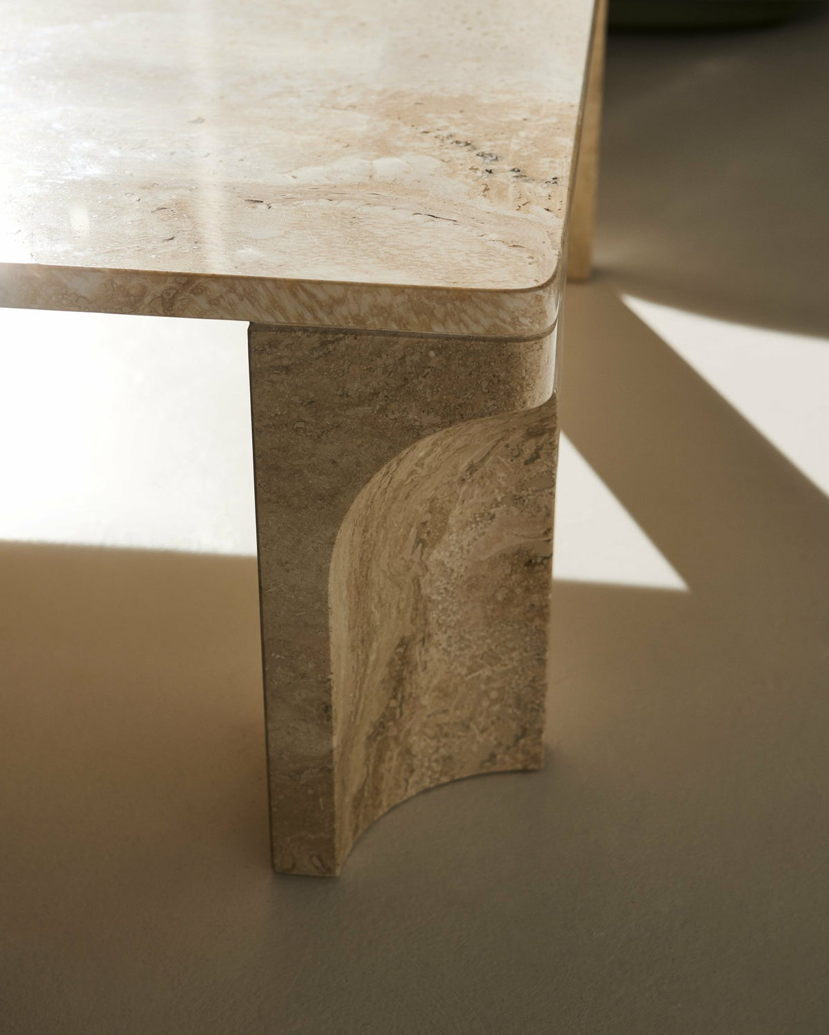 Table basse en pierre calcaire blanche 80x30 cm Doric - Gubi - The Cool Republic