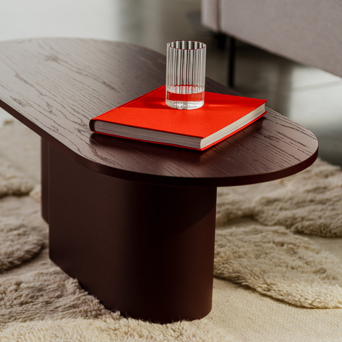 Table basse en placage de chêne myrtille Looi Vulcano - noo.ma - The Cool Republic