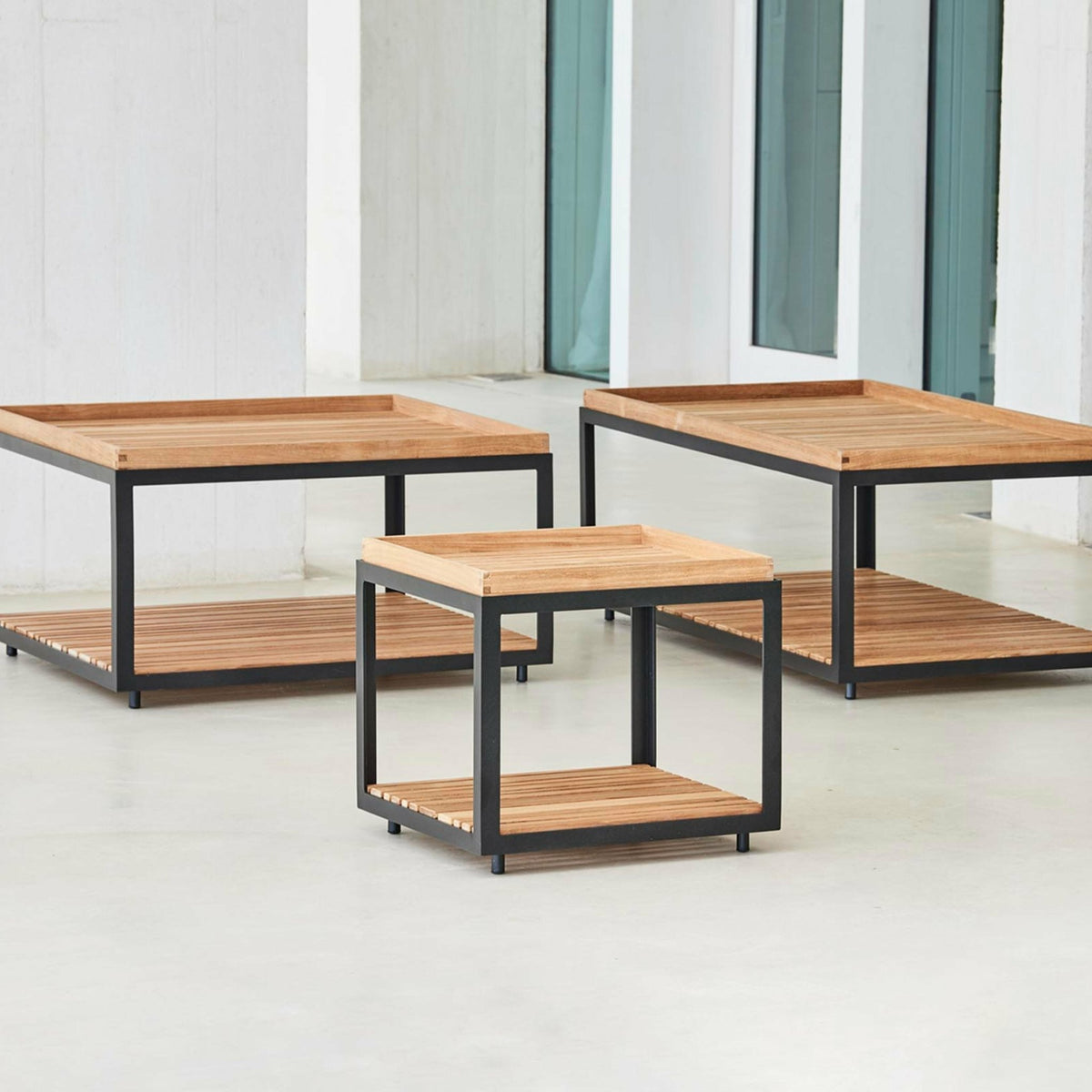 Table basse en teck et cadre noir 48x48 cm Level - Cane-Line - The Cool Republic