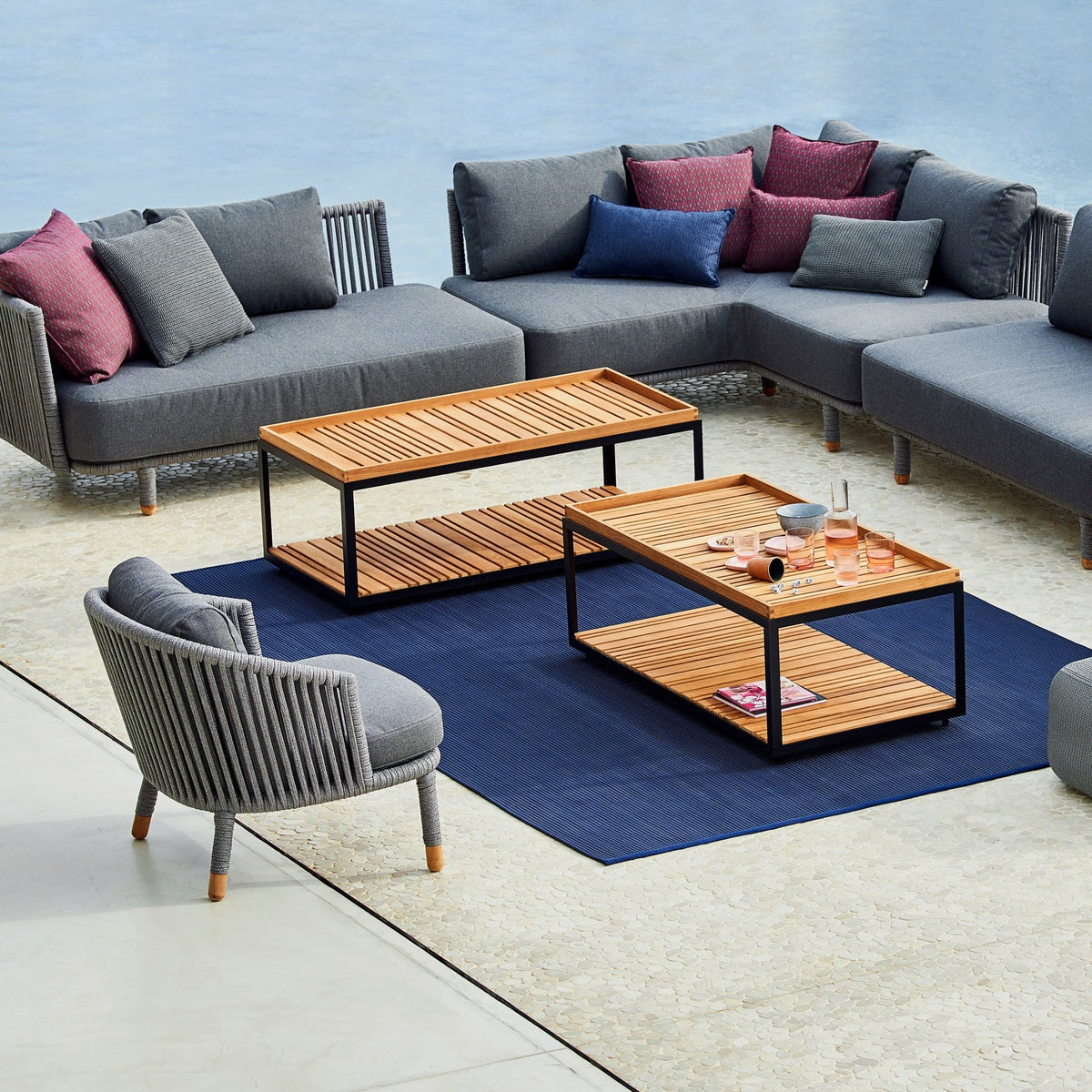 Table basse en teck et cadre noir 79x79 cm Level - Cane-Line - The Cool Republic