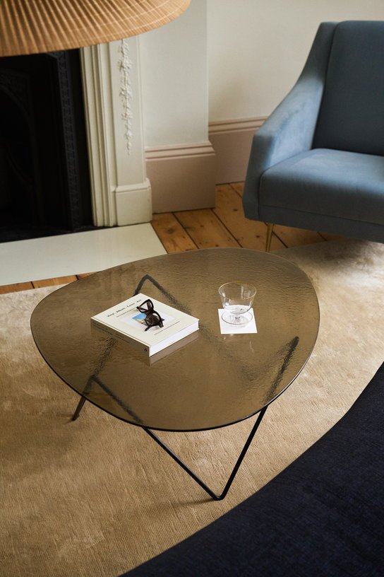Table basse en verre structuré bronze et acier chromé 106cm Pedrera - Gubi - The Cool Republic