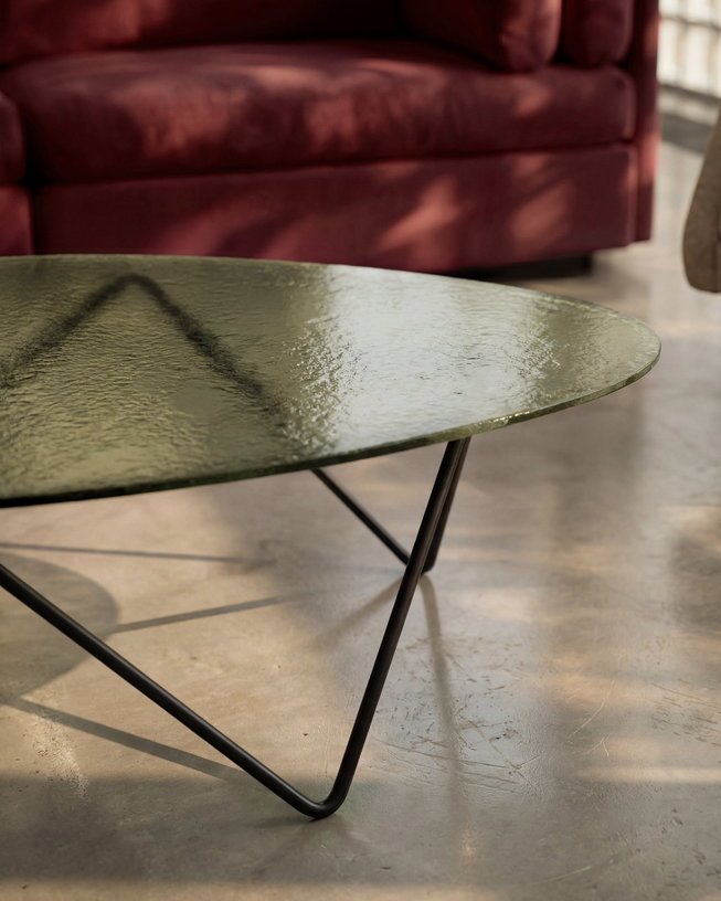 Table basse en verre structuré fumé et acier noir mat 106cm Pedrera - Gubi - The Cool Republic