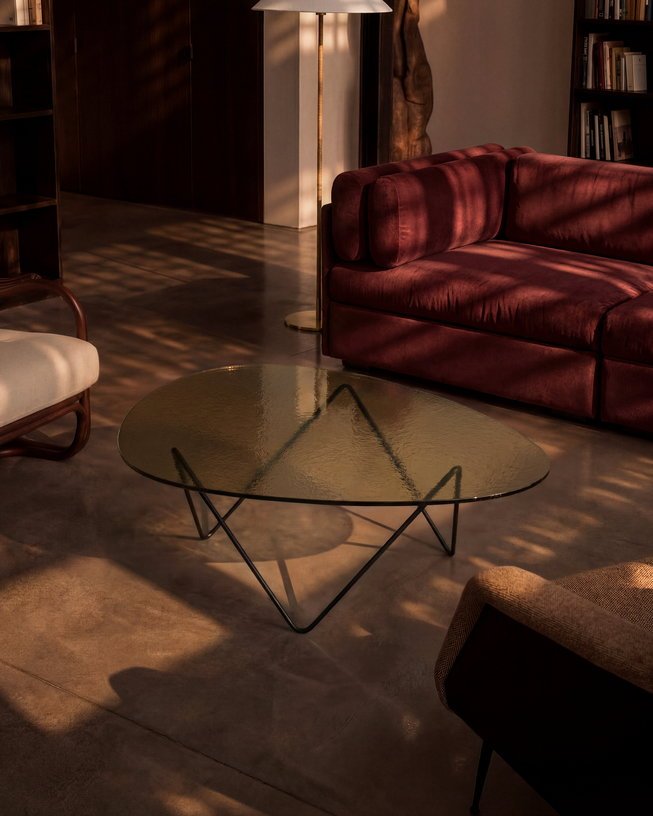 Table basse en verre structuré transparent et acier noir mat 106cm Pedrera - Gubi - The Cool Republic