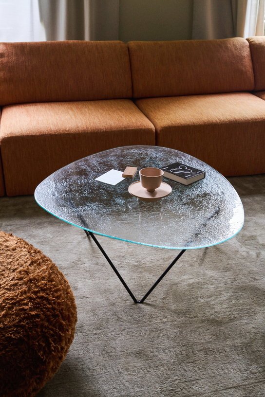 Table basse en verre structuré transparent et laiton 106cm Pedrera - Gubi - The Cool Republic