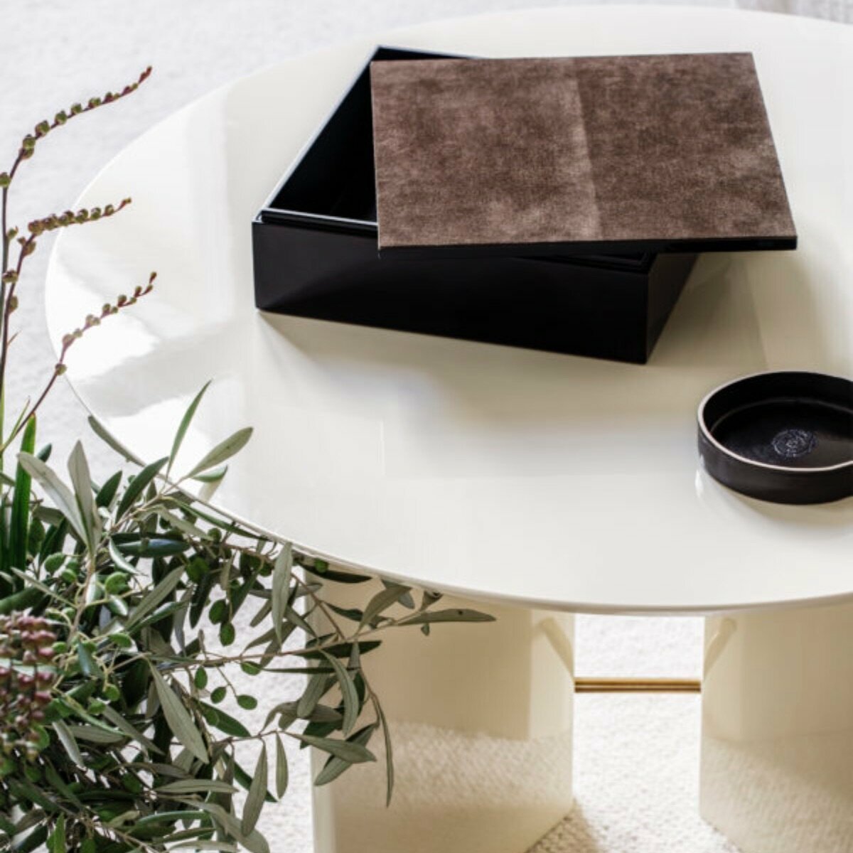 Table basse laquée ivoire Small Be Good - Red Edition - The Cool Republic