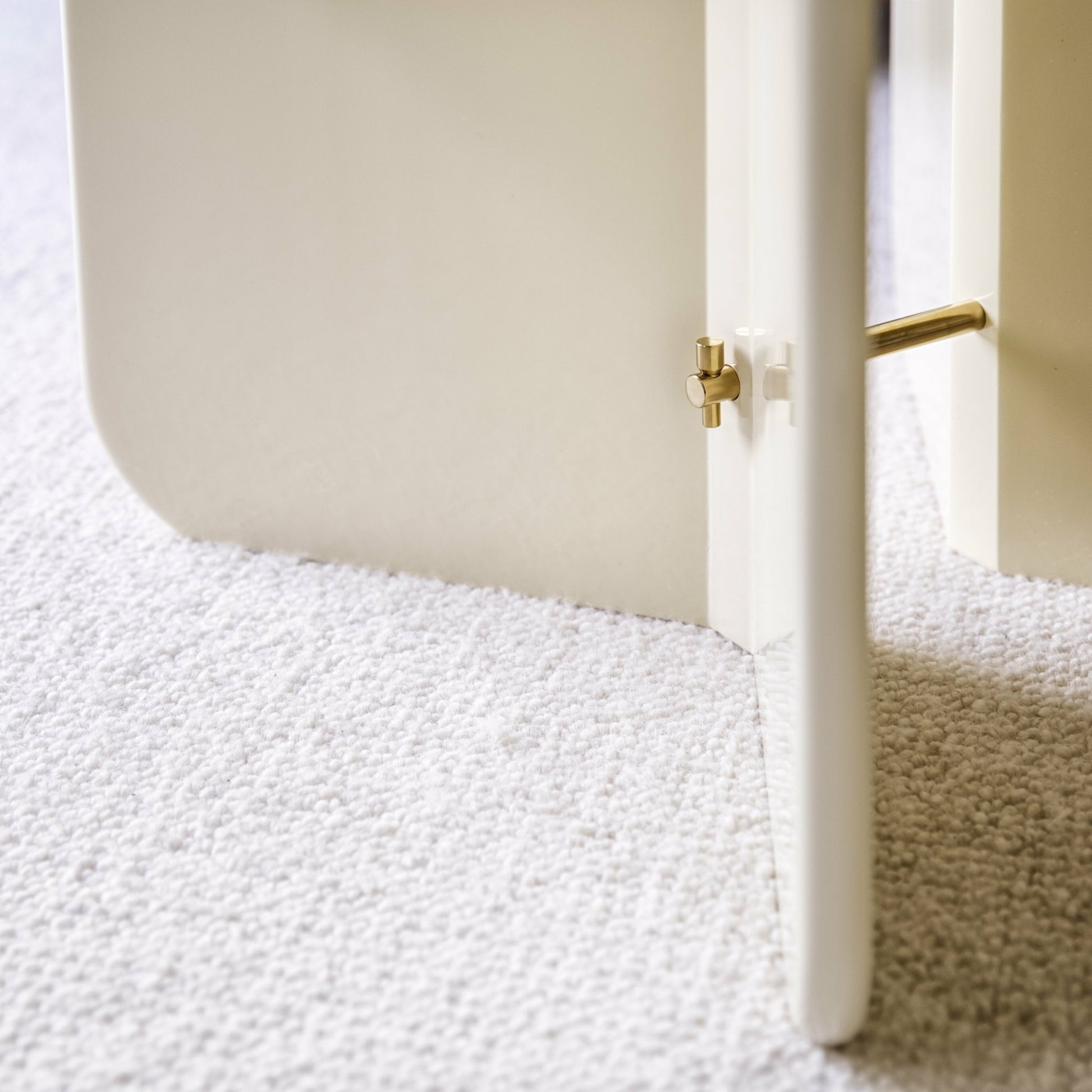 Table basse laquée ivoire Small Be Good - Red Edition - The Cool Republic