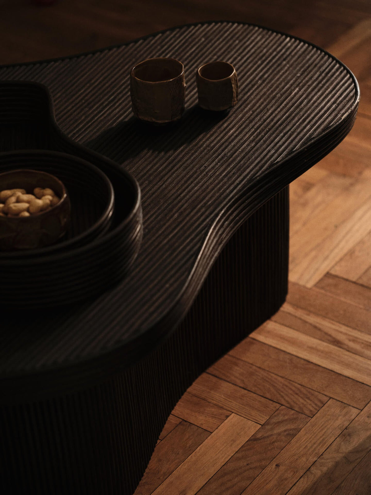 Table basse organique en rotin et bois teinté foncé 100 x 70 x 40 cm Isola - Ferm Living - The Cool Republic