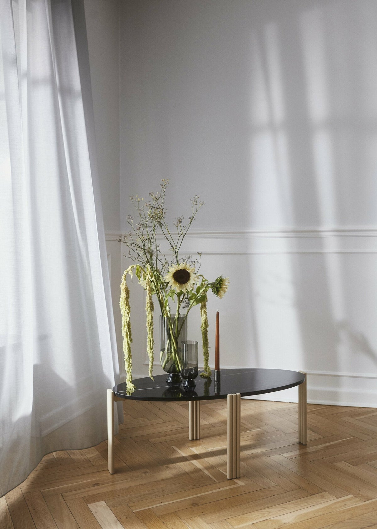 Table basse ovale en acier beige et marbre noir 92,4 x 47,6 cm Tribus - AYTM - The Cool Republic