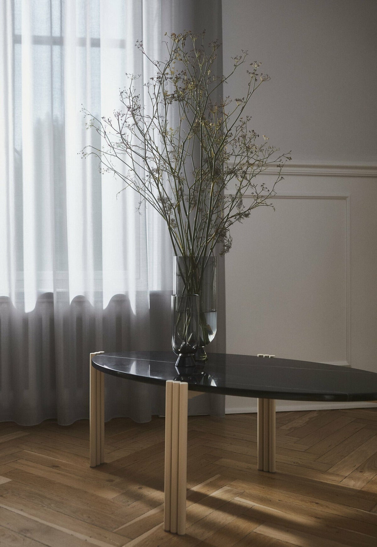 Table basse ovale en acier beige et marbre noir 92,4 x 47,6 cm Tribus - AYTM - The Cool Republic