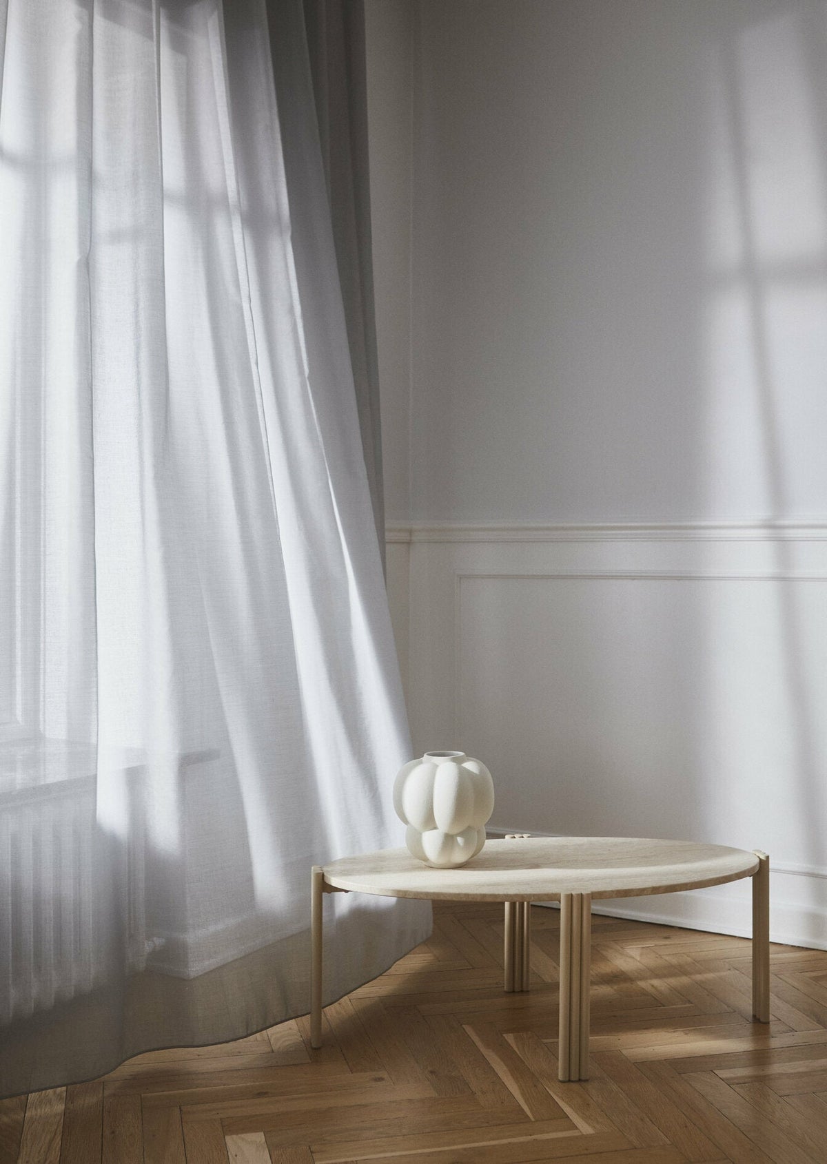 Table basse ovale en acier beige et travertin 92,4 x 47,6 cm Tribus - AYTM - The Cool Republic