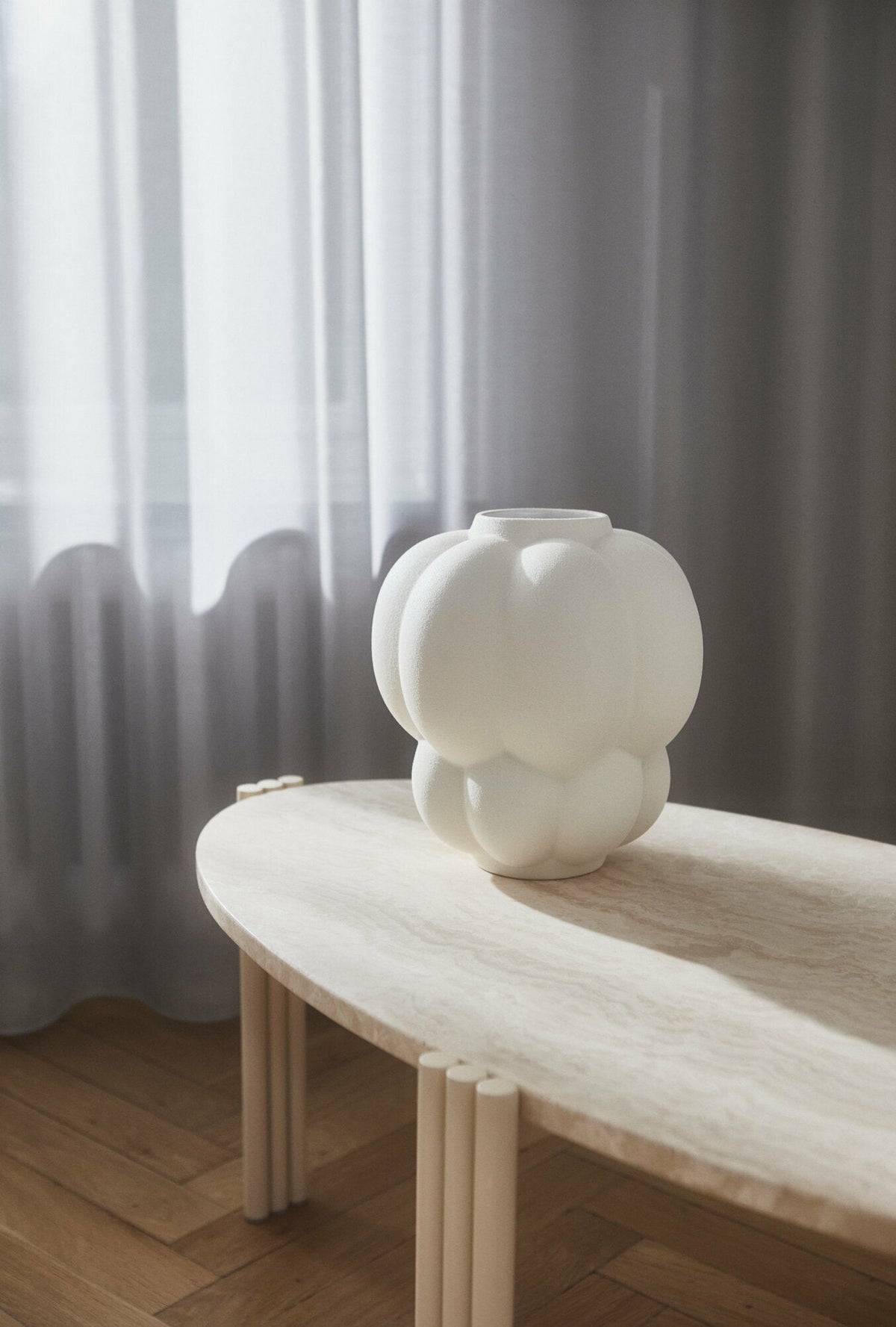Table basse ovale en acier beige et travertin 92,4 x 47,6 cm Tribus - AYTM - The Cool Republic