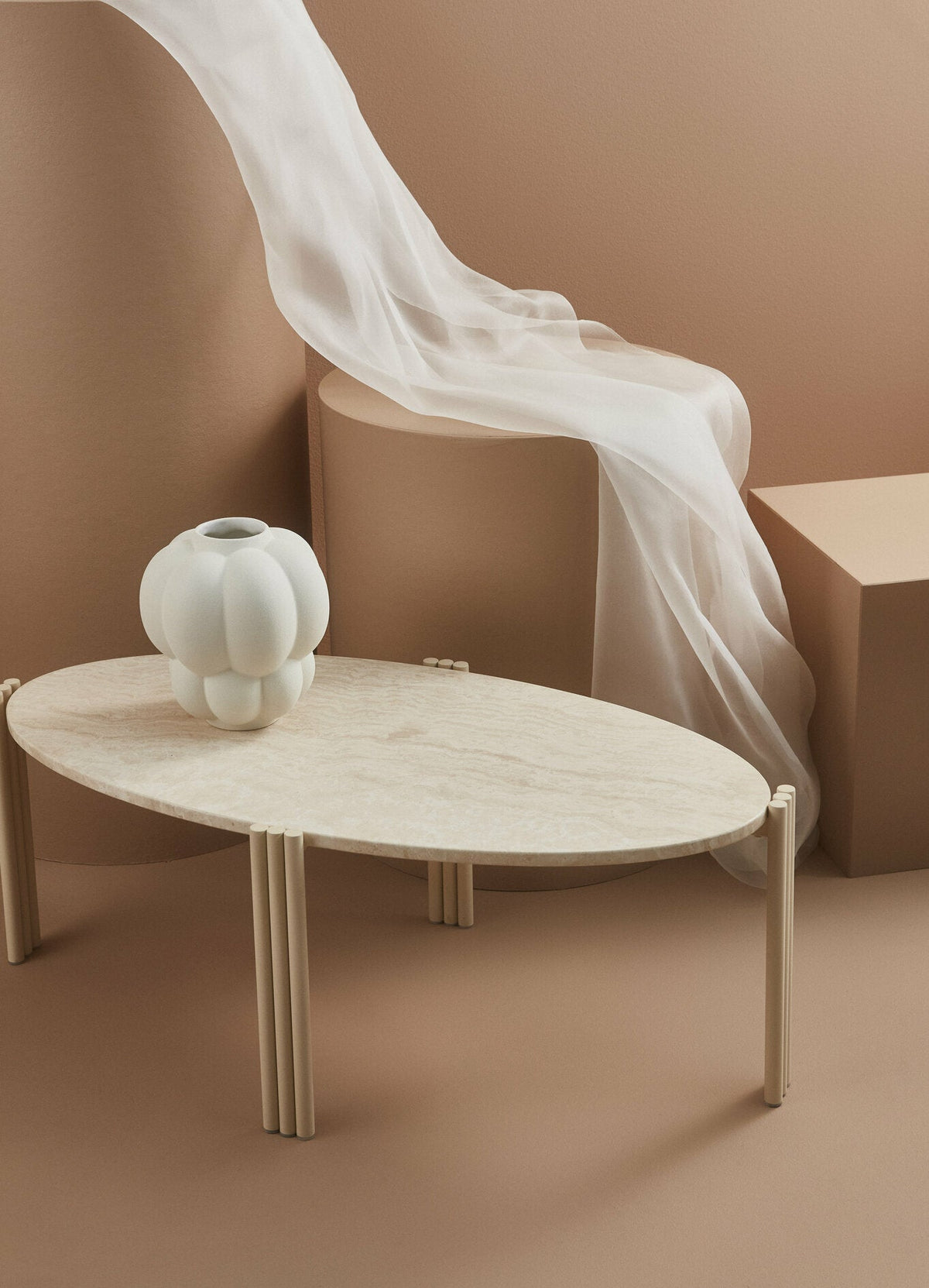 Table basse ovale en acier beige et travertin 92,4 x 47,6 cm Tribus - AYTM - The Cool Republic