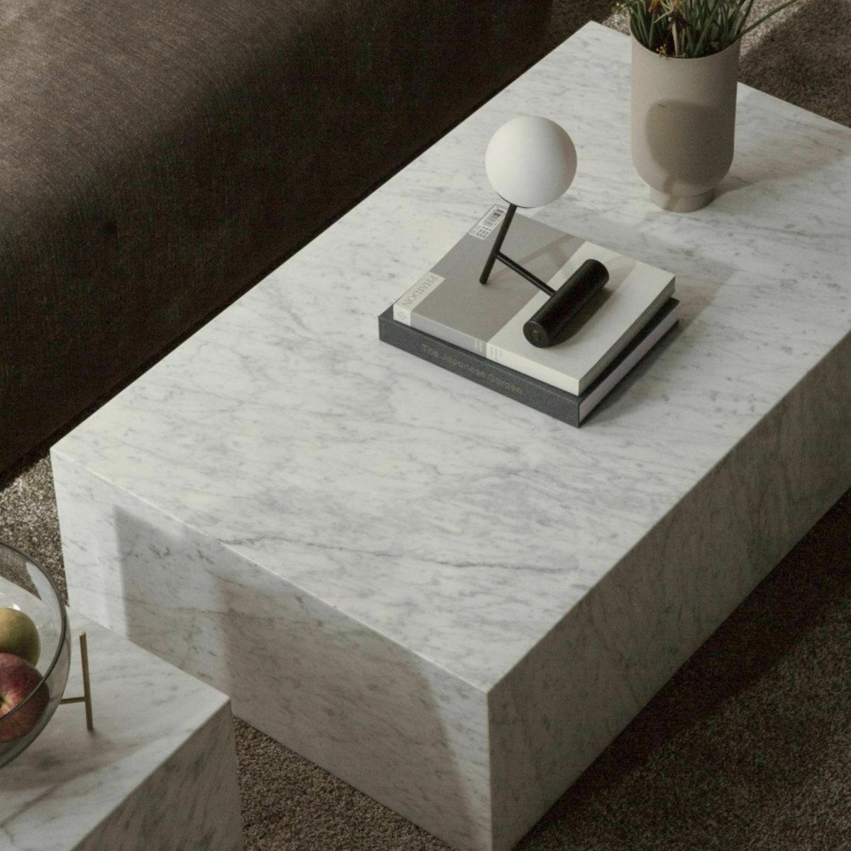 Table basse rectangulaire en marbre blanc 100 x 60 cm Plinth Low - Audo - The Cool Republic