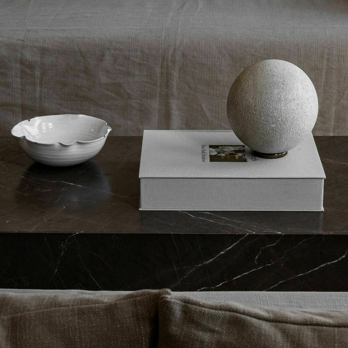 Table basse rectangulaire en marbre noir 100 x 60 cm Plinth Low - Audo - The Cool Republic