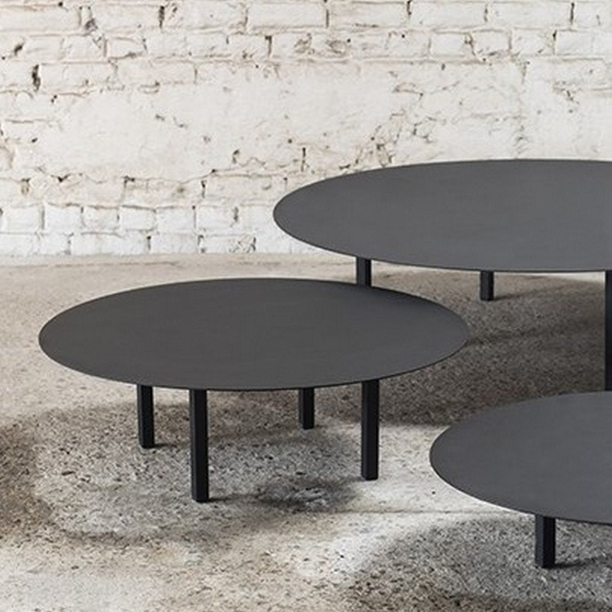 Table basse ronde 68 cm en métal noir 01 - Serax - The Cool Republic