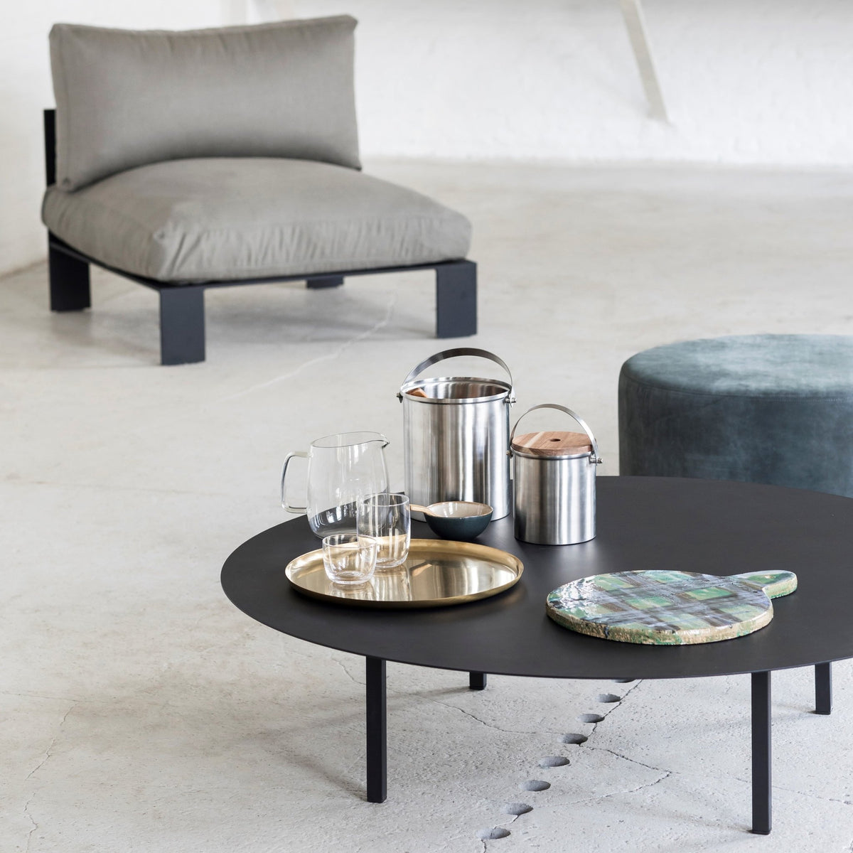 Table basse ronde 68 cm en métal noir 01 - Serax - The Cool Republic