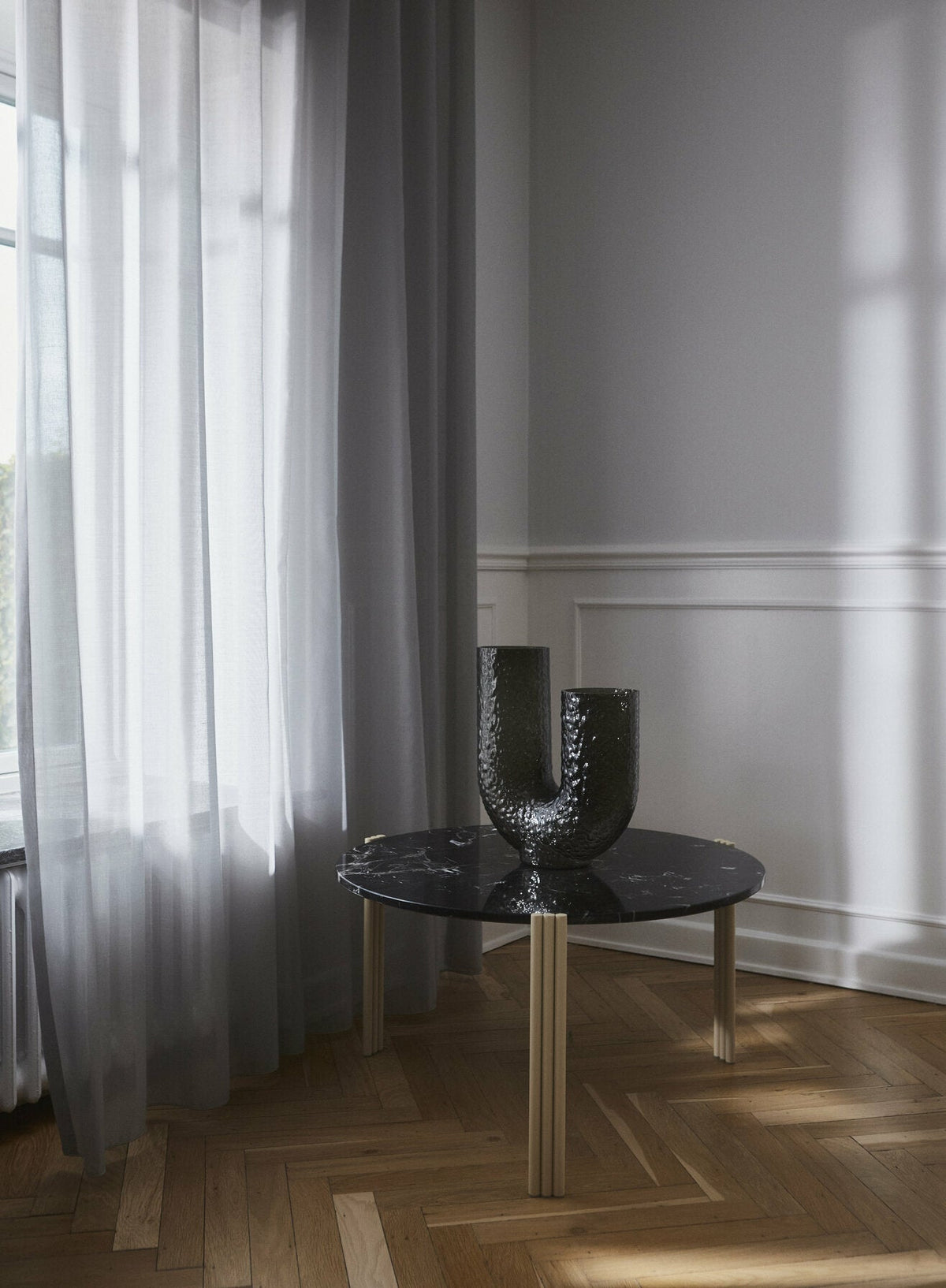 Table basse ronde en acier beige et marbre noir 45 x 80 cm Tribus - AYTM - The Cool Republic