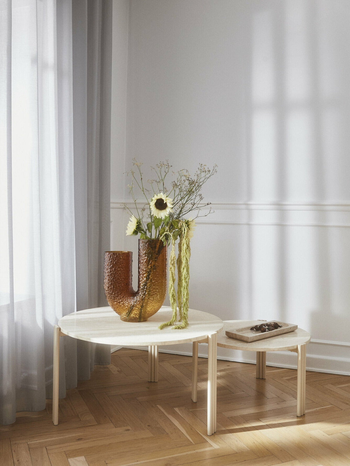 Table basse ronde en acier beige et travertin 35 x 60 cm Tribus - AYTM - The Cool Republic