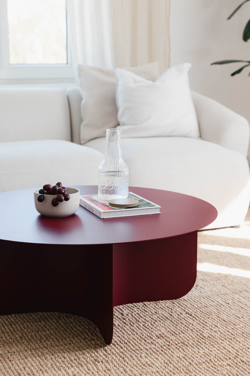 Table basse ronde en acier bordeaux 90x35cm Miro - Metallbude - The Cool Republic