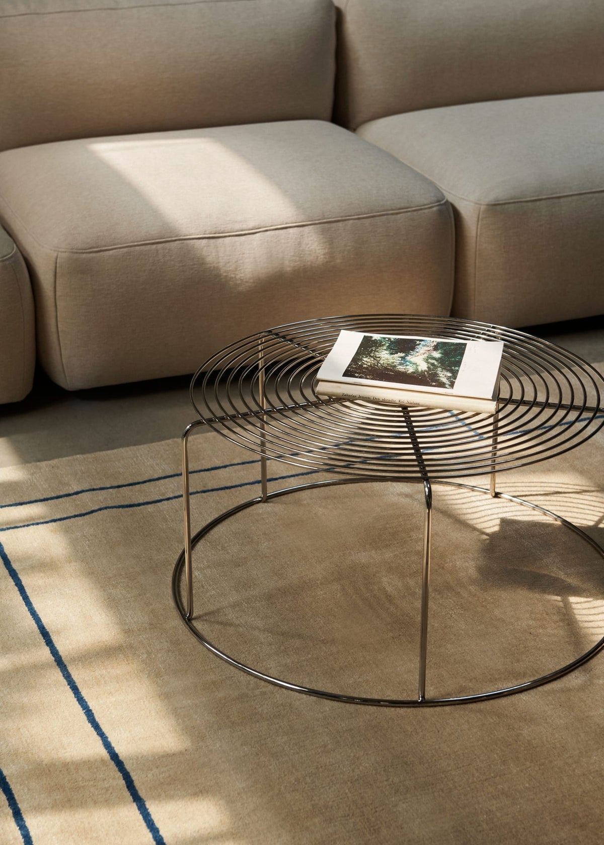 Table basse ronde en acier poli miroir argenté 74x74x36cm Wire VP17 - &tradition — vue 2