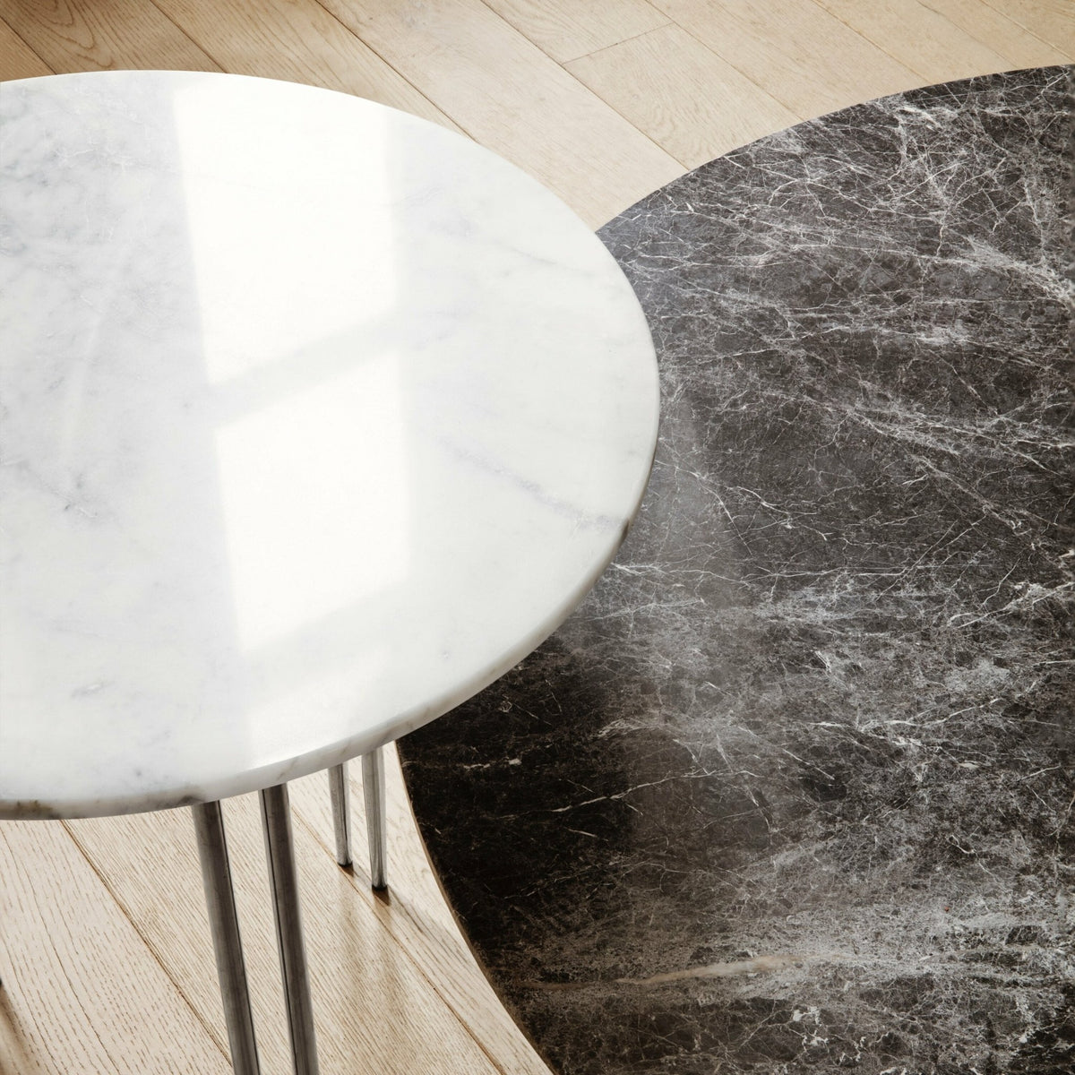 Table basse ronde en marbre blanc et base chromée 70 cm IOI - Gubi - The Cool Republic