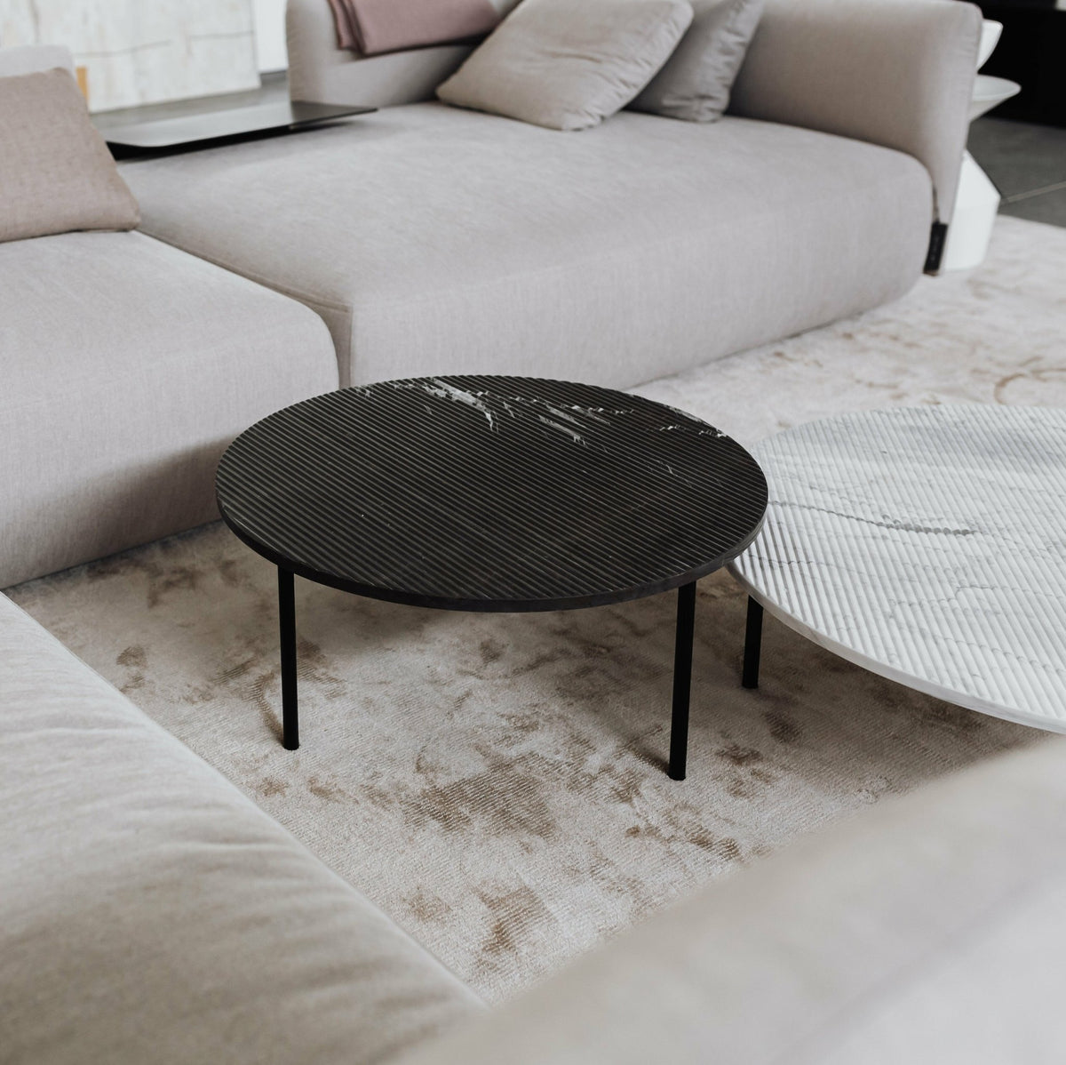 Coffee table ronde in marbre black grooved M Gruff - Un’common - The Cool Republic