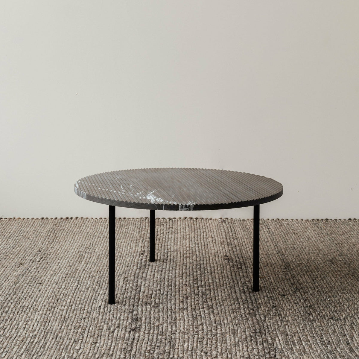 Coffee table ronde in marbre black grooved M Gruff - Un’common - The Cool Republic